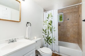 Baignoire, séchoir à cheveux, serviettes fournies