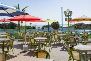 Outdoor dining - Heated Pool, Walk Downtown- Palm Paradise (Melbourne)