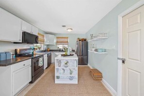 Fridge, microwave, oven, stovetop - Palm Paradise - Lush Pool, Walk DNTN 3br (Melbourne)