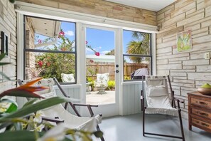 Interior - Palm Paradise - Lush Pool, Walk DNTN 3br (Melbourne)