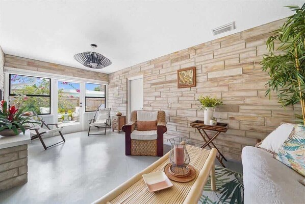 TV, fireplace, offices - Palm Paradise - Lush Pool, Walk DNTN 3br (Melbourne)