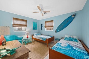 Desk, iron/ironing board, travel cot, WiFi - Heated Pool, Walk Downtown- Palm Paradise (Melbourne)