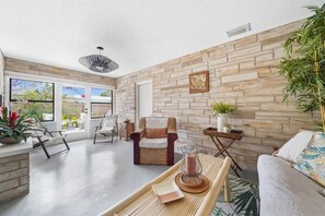 Living area - Heated Pool, Walk Downtown - Palm Paradise (Melbourne)