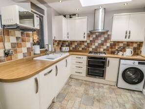 Cottage | Private kitchen | Fridge, dishwasher, electric kettle, toaster - Turtwig Cottage (Blaenau Ffestiniog)