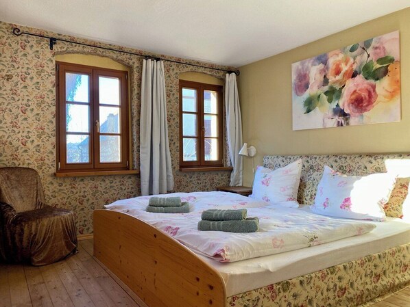 5 bedrooms, free WiFi, bed sheets