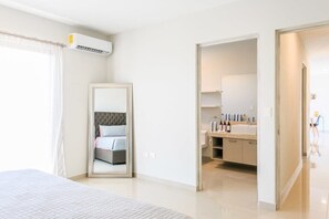 2 bedrooms, laptop workspace, iron/ironing board, free WiFi - Spacious Retreat- Pool, Gym, 3 Balconies & Parking (Playa del Carmen)