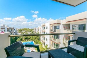 Property grounds - Spacious Retreat- Pool, Gym, 3 Balconies & Parking (Playa del Carmen)