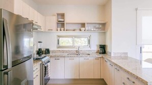 Private kitchen - Spacious Retreat- Pool, Gym, 3 Balconies & Parking (Playa del Carmen)