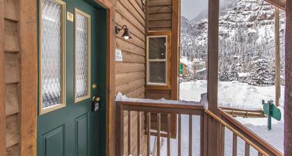 Welcoming Mountain Condo | Steps Away from Main Street | Balcony