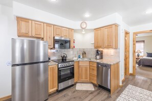 Fridge, microwave, stovetop, dishwasher