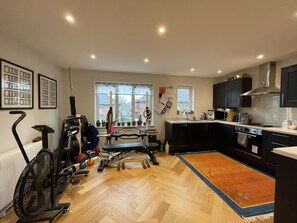 Microondas, cafetera/tetera, utensilios de cocina