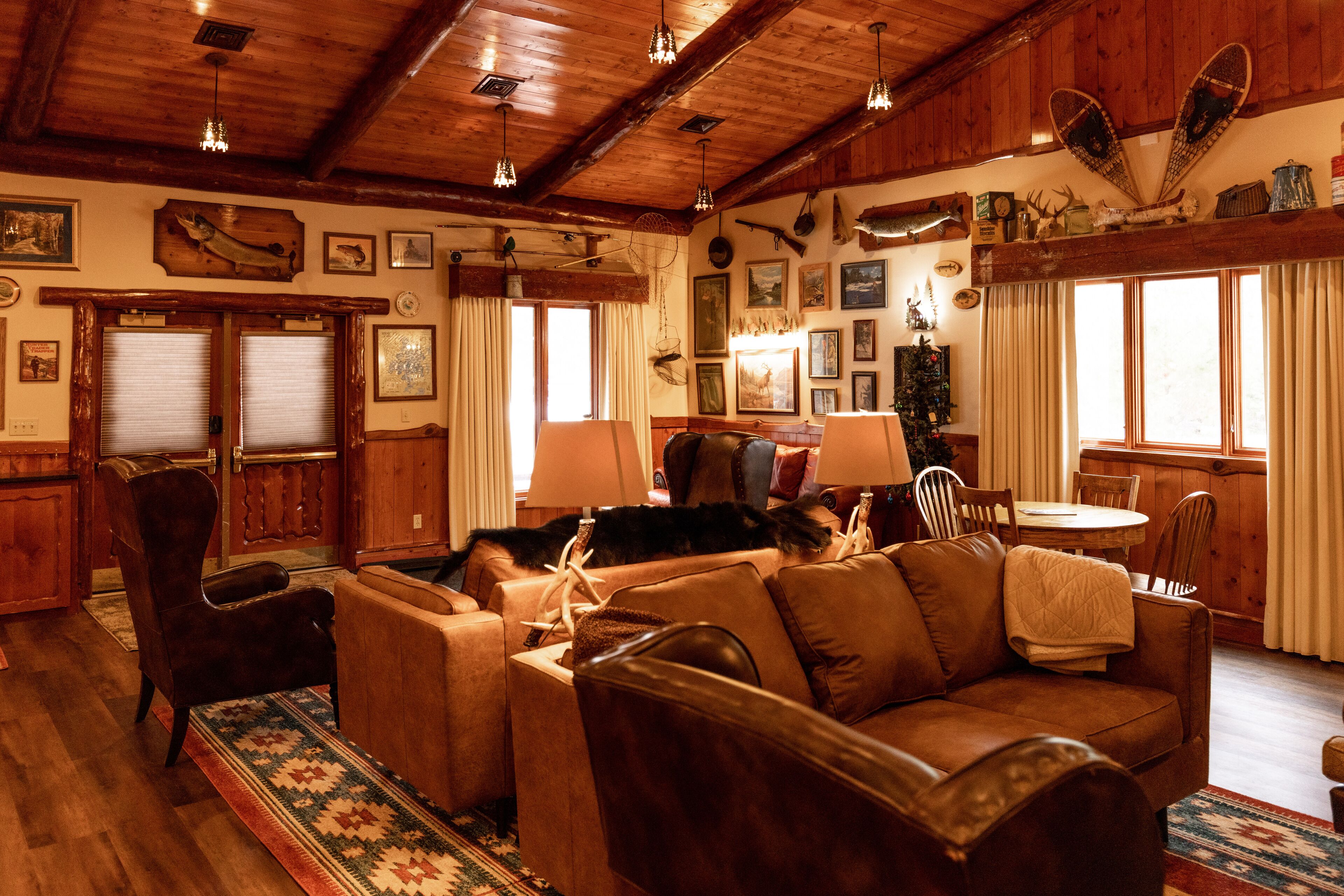 New Listing Northwoods Rustic Lodge steps away from Round Lake in Richardson Bay