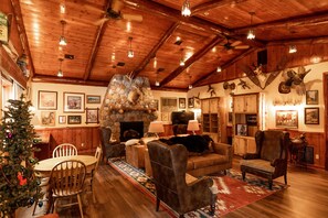 Smart TV, fireplace - Northwoods Rustic Lodge steps away from Round Lake in Richardson Bay & Pontoon (Hayward)