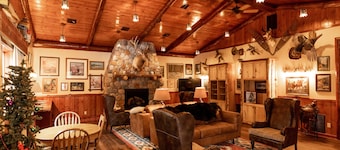 Northwoods Rustic Lodge steps away from Round Lake in Richardson Bay & Pontoon