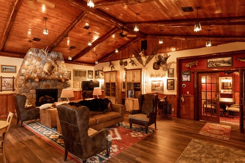 Northwoods Rustic Lodge steps away from Round Lake in Richardson Bay & Pontoon