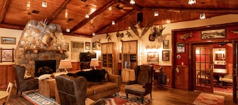 Northwoods Rustic Lodge steps away from Round Lake in Richardson Bay & Pontoon