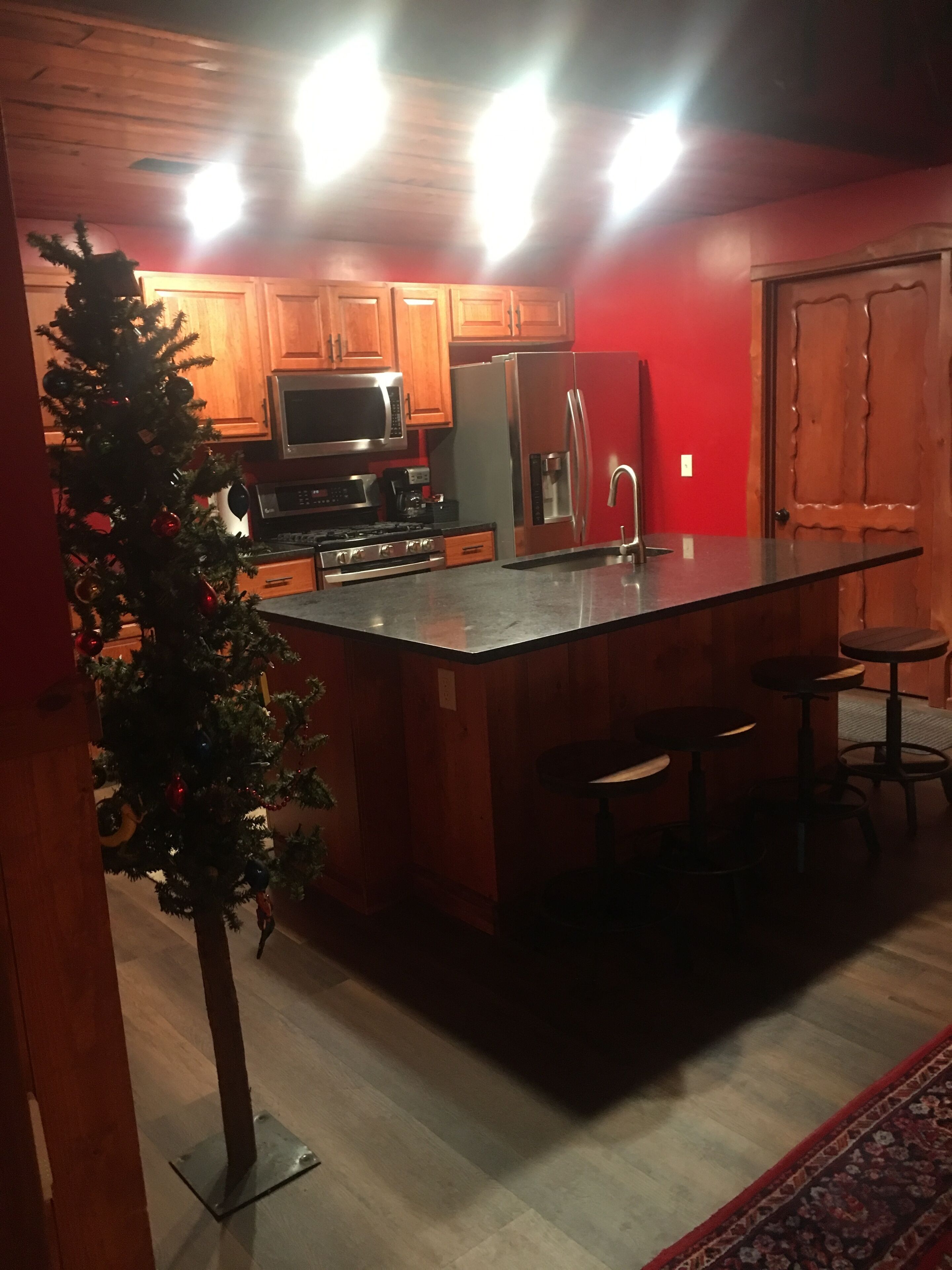 New Listing Northwoods Rustic Lodge steps away from Round Lake in Richardson Bay