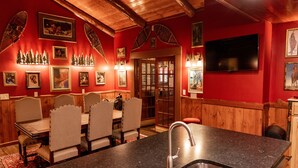 Un coin repas chaleureux, avec des meubles en bois et une grande fenêtre.