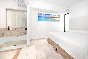 Espacio para trabajar con laptop, wifi gratis y ropa de cama