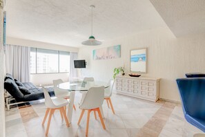 Condo luxo, 1 quarto, para não fumantes, cozinha | Sala de jantar