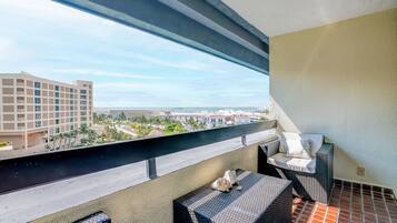 Deluxe Condo, 1 Bedroom, Non Smoking, Kitchen | Terrace/patio