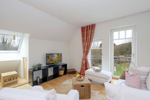 Studio Confort, cuisine, vue jardin | Coin séjour