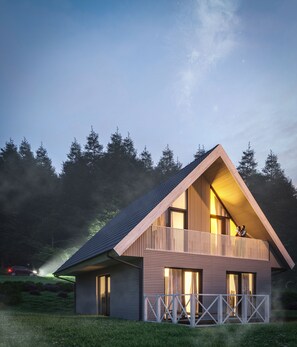 Une maison moderne avec un toit en pente, de grandes fenêtres et un balcon.