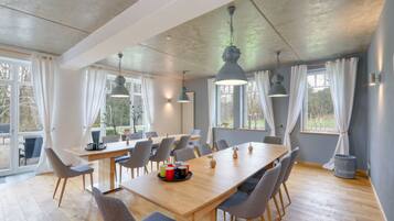 Tägliches Frühstücksbuffet (17.50 EUR pro Person)