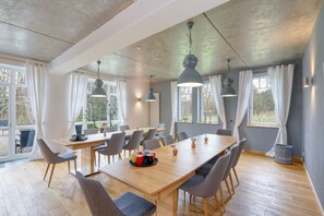 Daily buffet breakfast (EUR 17.50 per person)