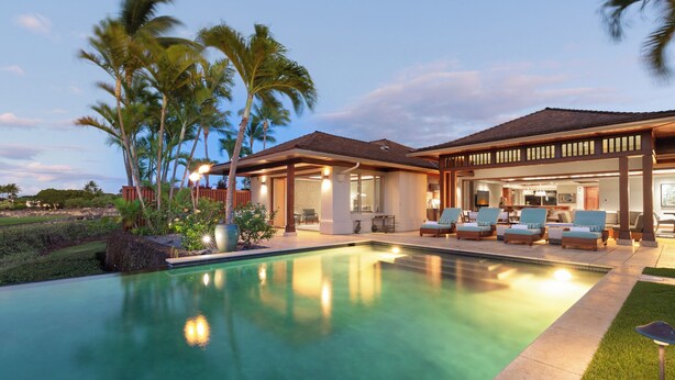 A modern house with a swimming pool, outdoor seating, and palm trees. - Exclusive 4BR Hainoa Estate 102 at Hualalai – Infinity Pool & Ocean Views (Kailua Kona)