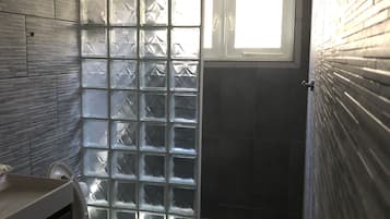 Regadera, secadora de cabello, bidet, toallas