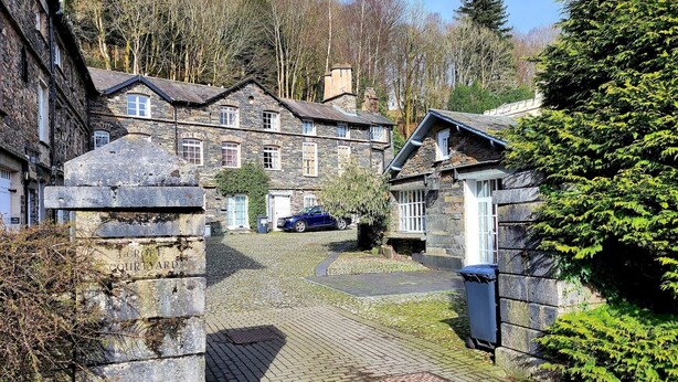 A stone building with a cobblestone driveway leading to a gated entrance. - The Old Dairy - One Bedroom House, Sleeps 2 (Clappersgate)