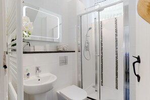 Een douche, handdoeken