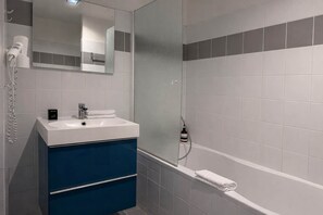 Badewanne, Haartrockner, Handtücher