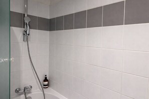 Badewanne, Haartrockner, Handtücher