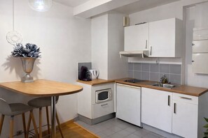 Kühlschrank, Mikrowelle, Herdplatte, Wasserkocher mit Kaffee-/Teezubehör