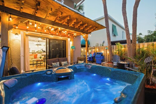 Hot Tub~Fire Pit~Beach 2 Min Walk~Game Room~Rooftop Launch Viewing