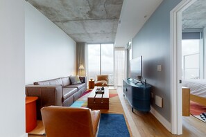 TV, table tennis, books - Brand new Rainey Street condo with balcony & rooftop pool - steps to waterfront (Austin)