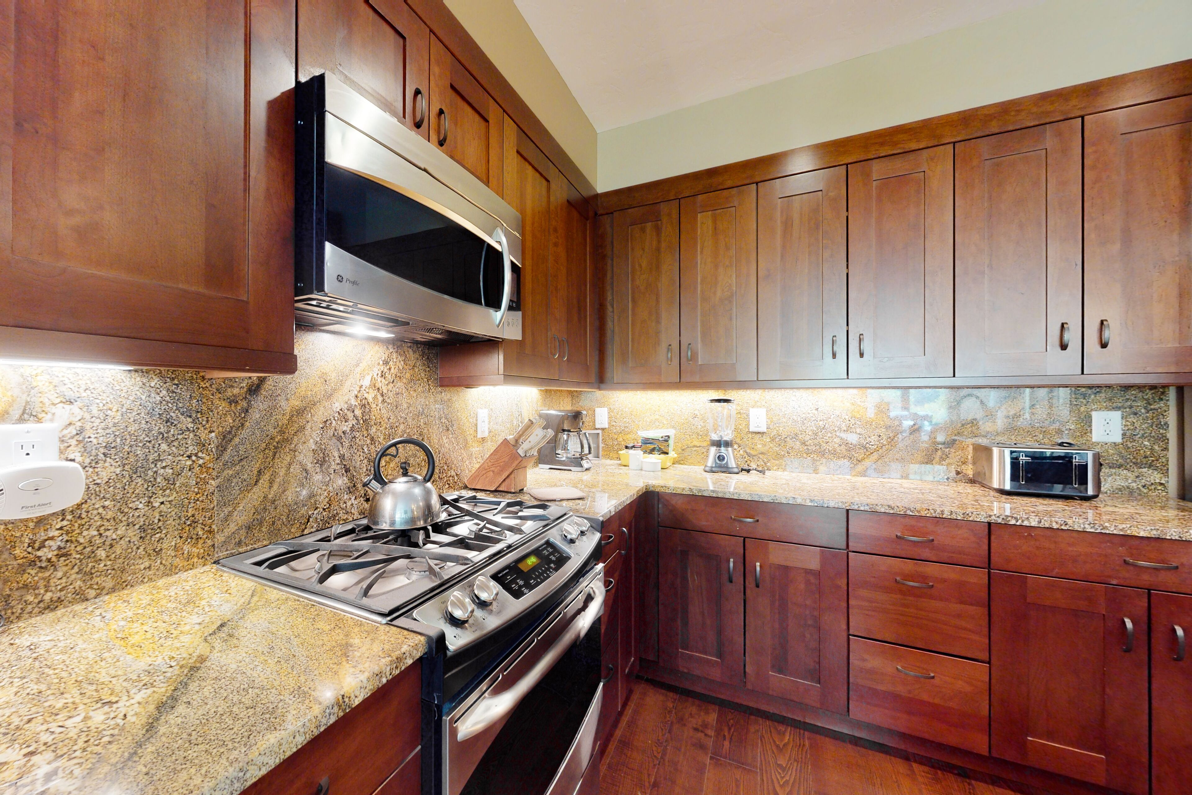 Upscale condo with heated pool, hot tubs & gym - walk to Breckenridge lifts