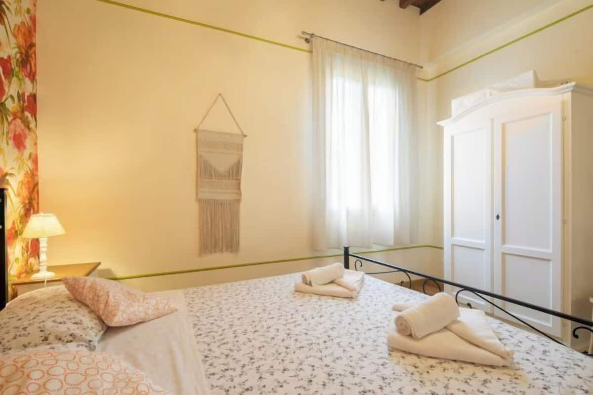 2 bedrooms, premium bedding, down comforters, laptop workspace