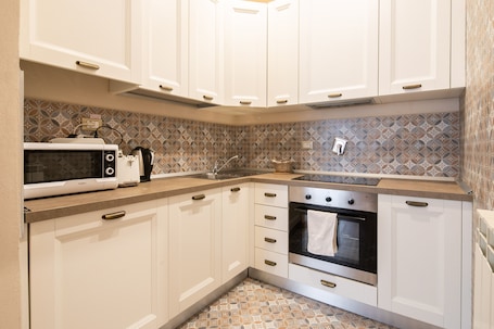 City Apartment | Private kitchen | Fridge, stovetop, cookware/dishes/utensils