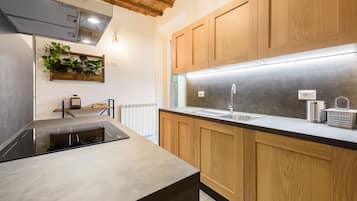 Apartamento família | Cozinha privada | Geladeira, cooktop, talheres/pratos/utensílios de cozinha