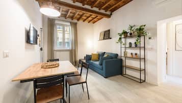 Apartamento família | Área de estar | TV de tela plana 40 polegadas com canais digitais, TV