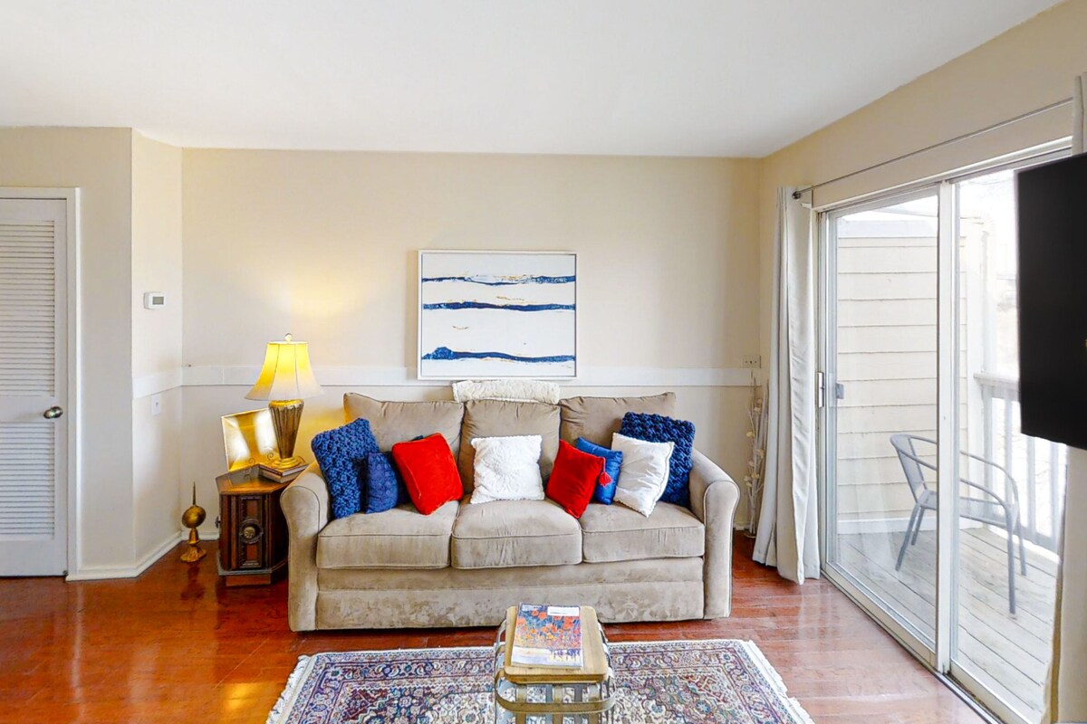 Third-floor riverfront condo with shared pool, fast WiFi, balcony, & central AC