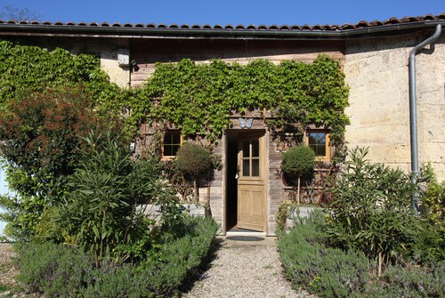 Charming gîte in wooded grounds with swimming pool, 30 minutes from Bordeaux