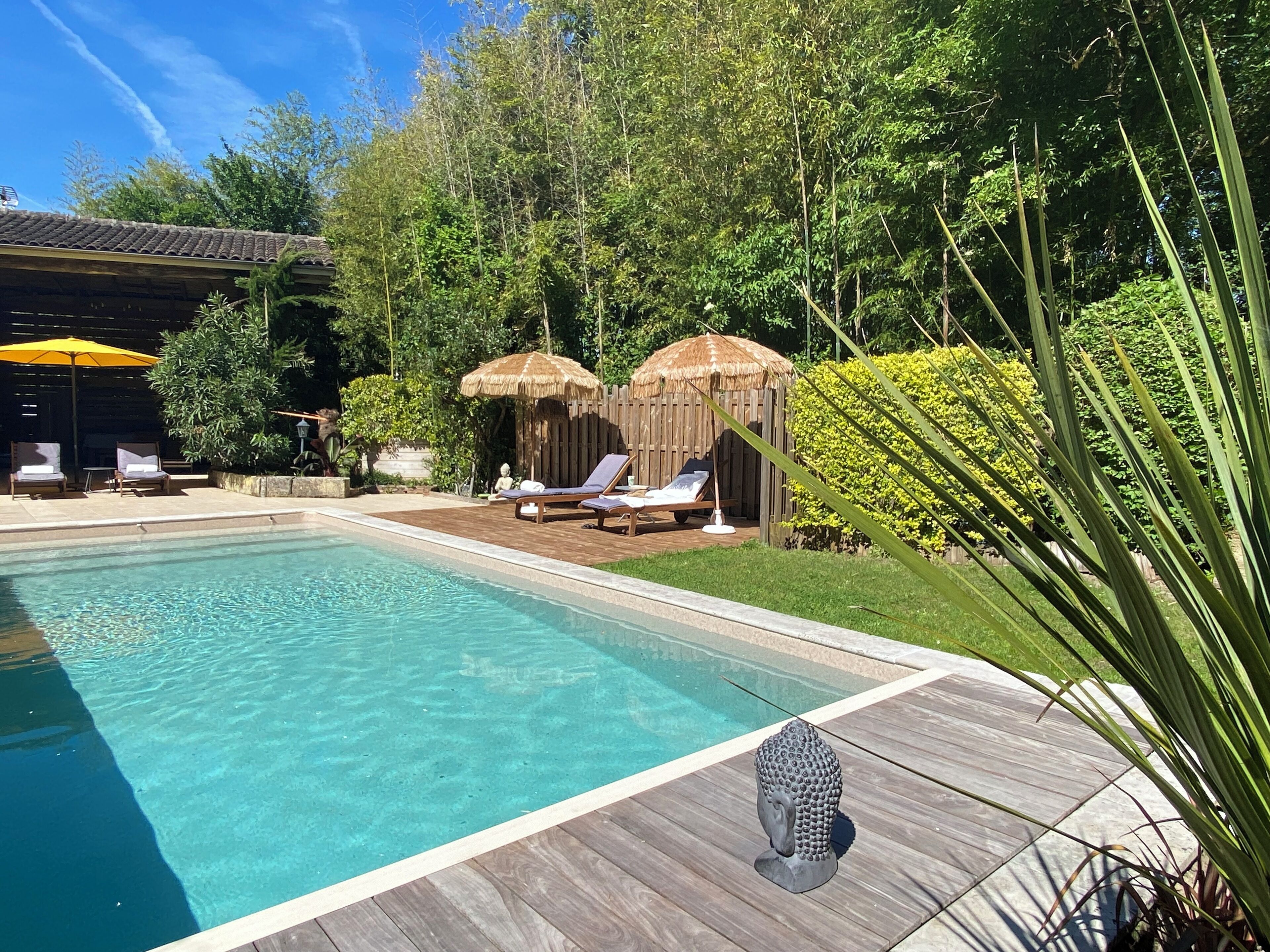 Una piscina al aire libre, una piscina climatizada