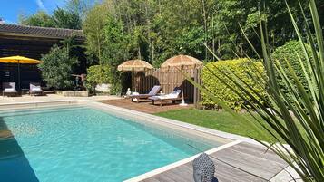 Una piscina al aire libre, una piscina climatizada