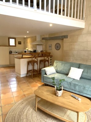 Fernseher, DVD-Player, Tischfußball, Tischtennisplatte