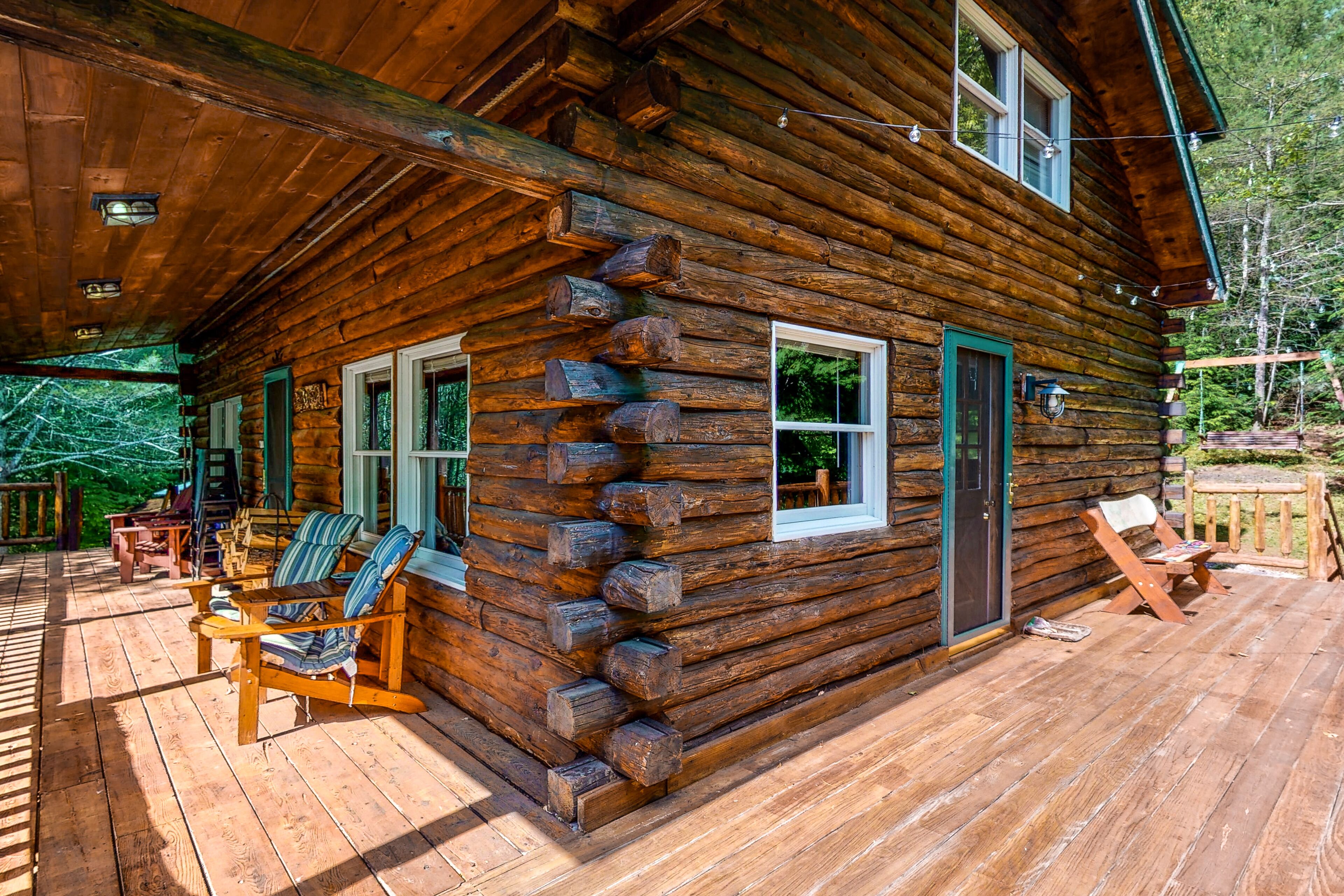Authentic and comfortable Vermont log cabin - secluded yet near attractions
