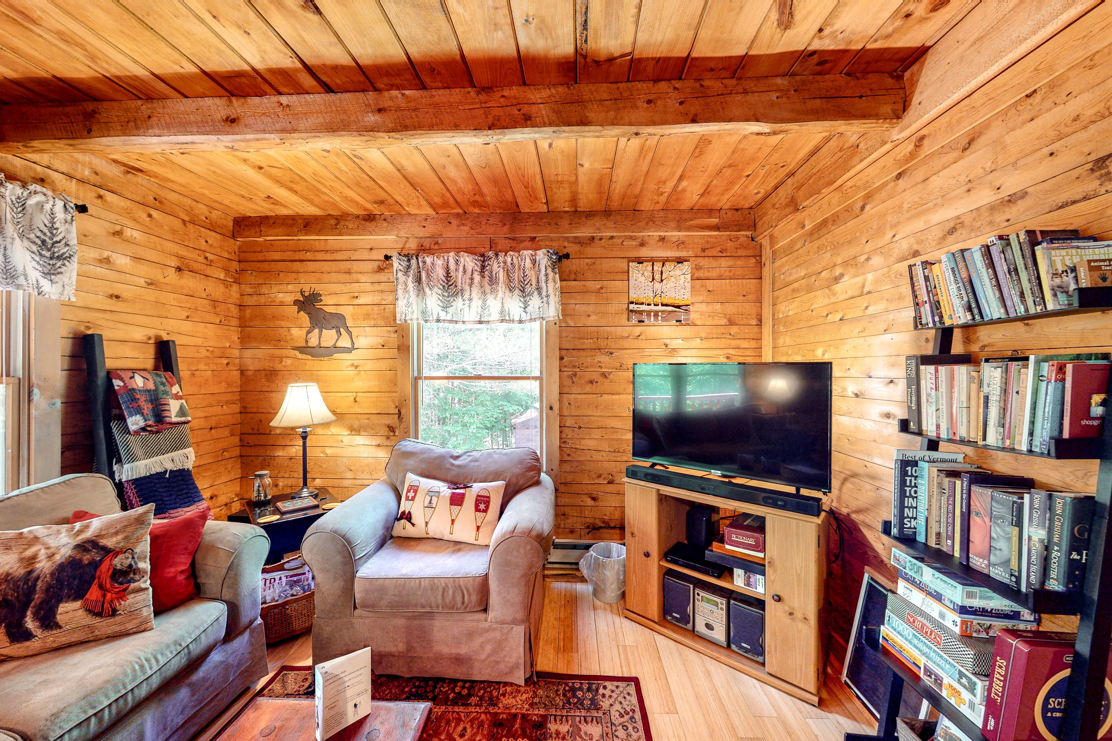 Authentic and comfortable Vermont log cabin - secluded yet near attractions